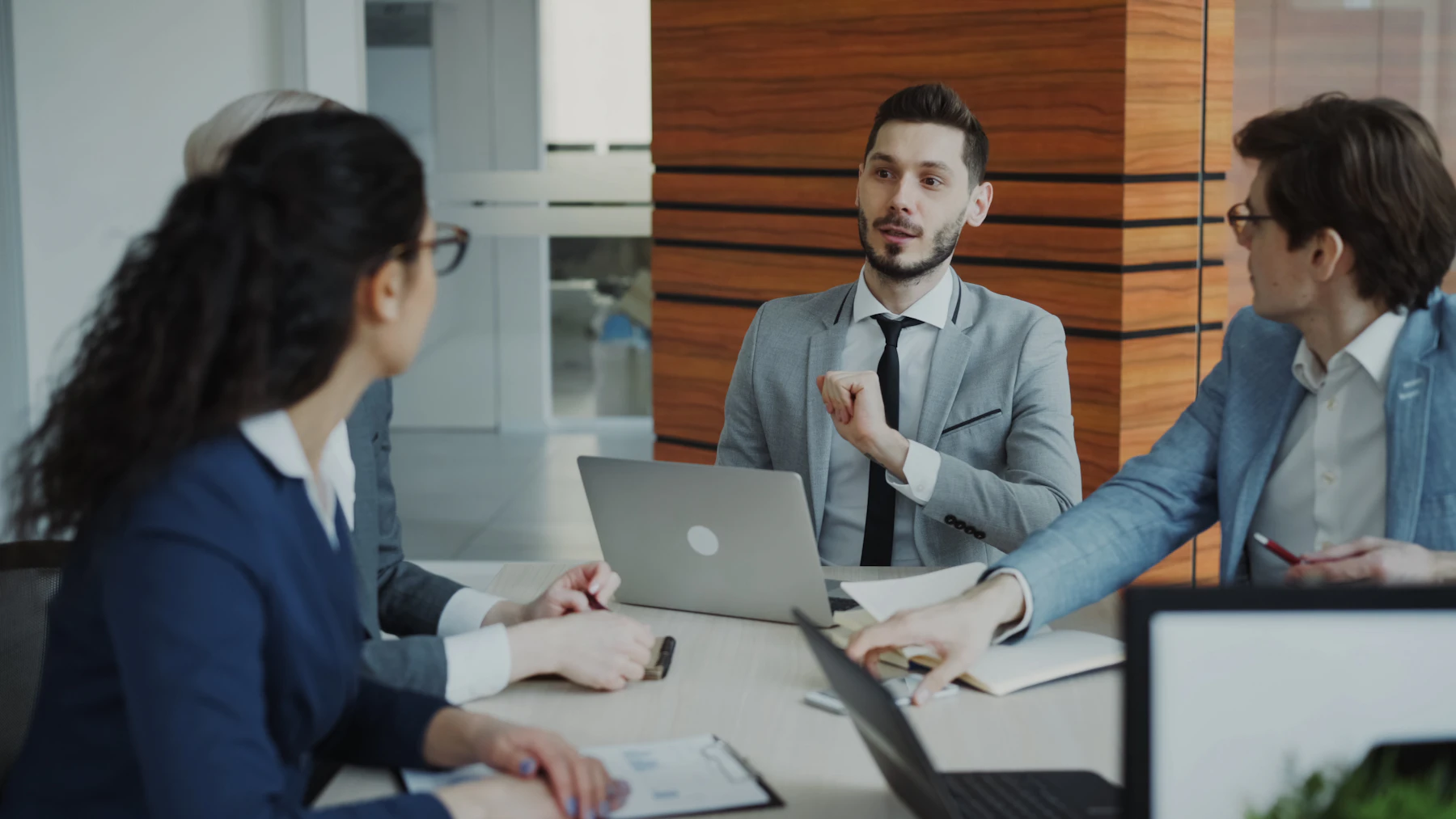 Équipe réunie pour coordonner un dispositif opérationnel